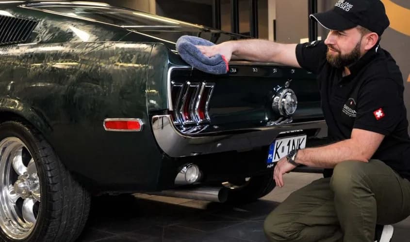 Czym umyć auto przed woskowaniem, aby uniknąć zarysowań i smug