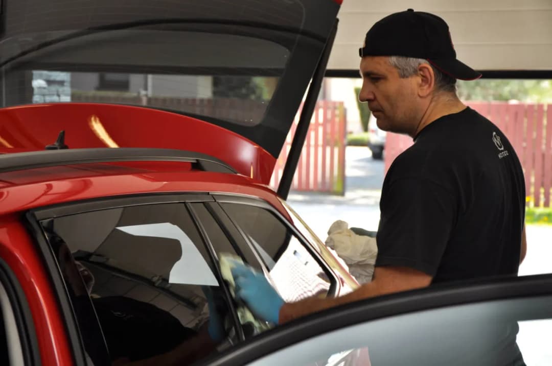 Jak myć okna w samochodzie, aby uniknąć smug i zarysowań