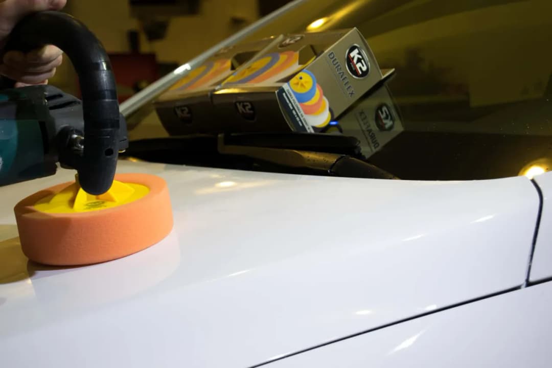 Czym najlepiej polerować auto, aby uniknąć zarysowań i błyszczeć?