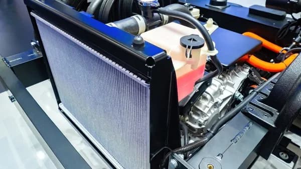 Nie wiem jaki mam płyn w chłodnicy – jak uniknąć problemów z silnikiem Nie wiem jaki mam płyn w chłodnicy – jak uniknąć problemów z silnikiem