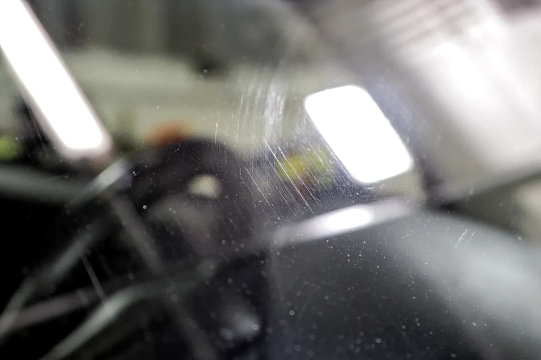 Ile kosztuje polerowanie szyby w samochodzie? Sprawdź ceny i ryzyka