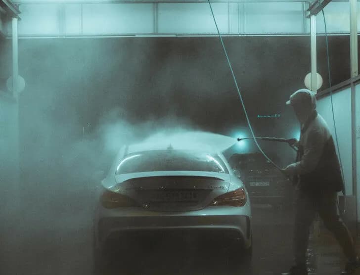 Jak działa myjnia bezdotykowa i dlaczego warto z niej korzystać?