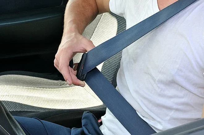 Jakie warunki zapewniają skuteczne działanie pasów bezpieczeństwa