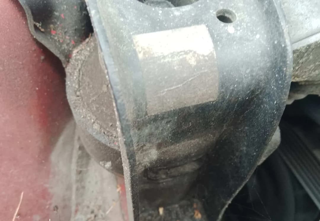 Objawy zużytej poduszki silnika, które mogą zrujnować Twój samochód