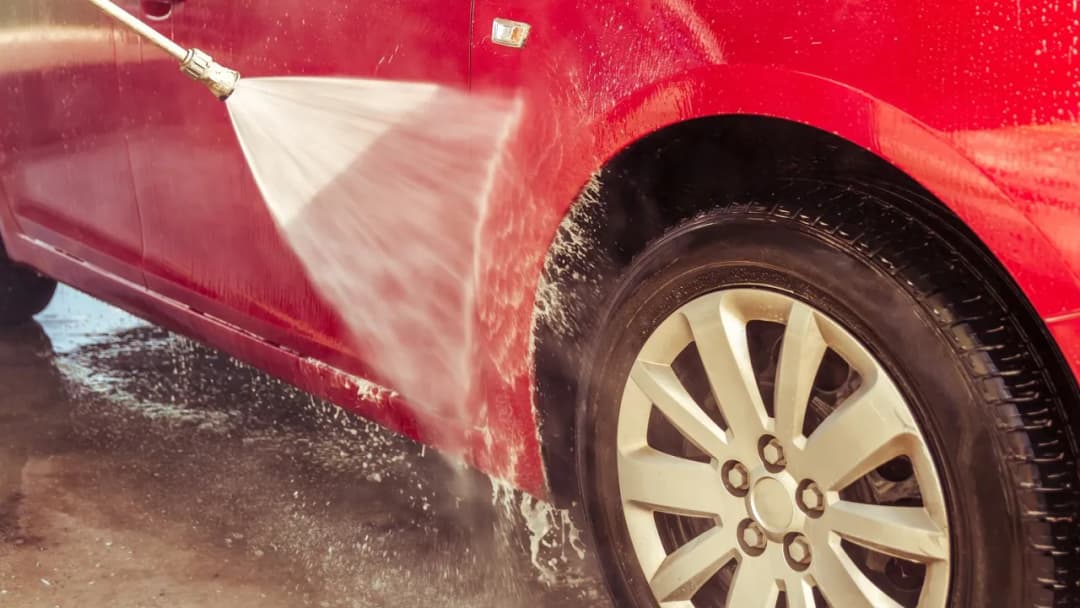 Myjnia bezdotykowa - co to znaczy i dlaczego warto z niej korzystać?