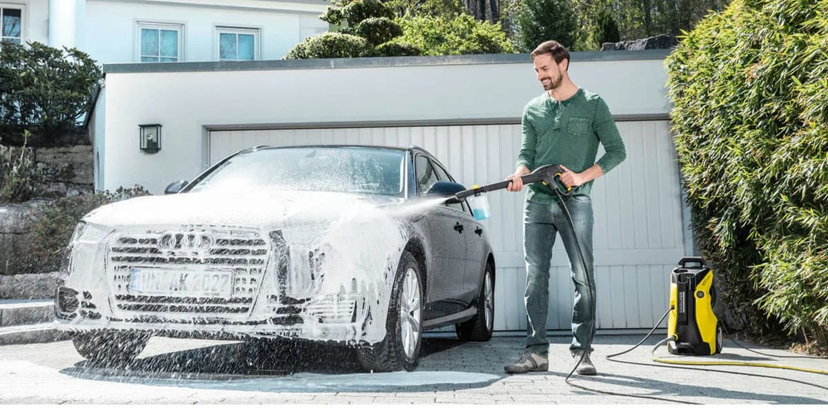Jaką myjkę kupić do mycia samochodu, by uniknąć uszkodzeń lakieru?