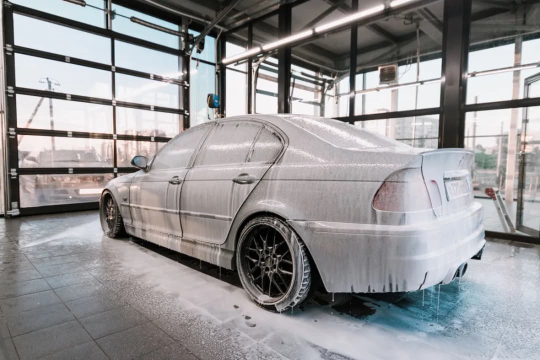 Jak usunąć wosk z samochodu i uniknąć uszkodzeń lakieru