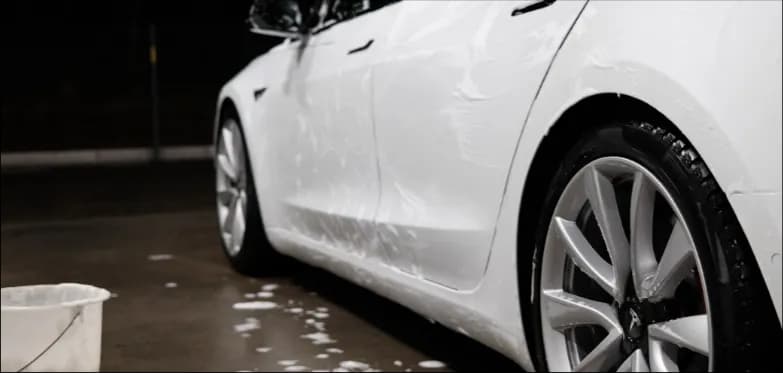 Czym myć karoserię samochodu, aby uniknąć zarysowań i uszkodzeń?